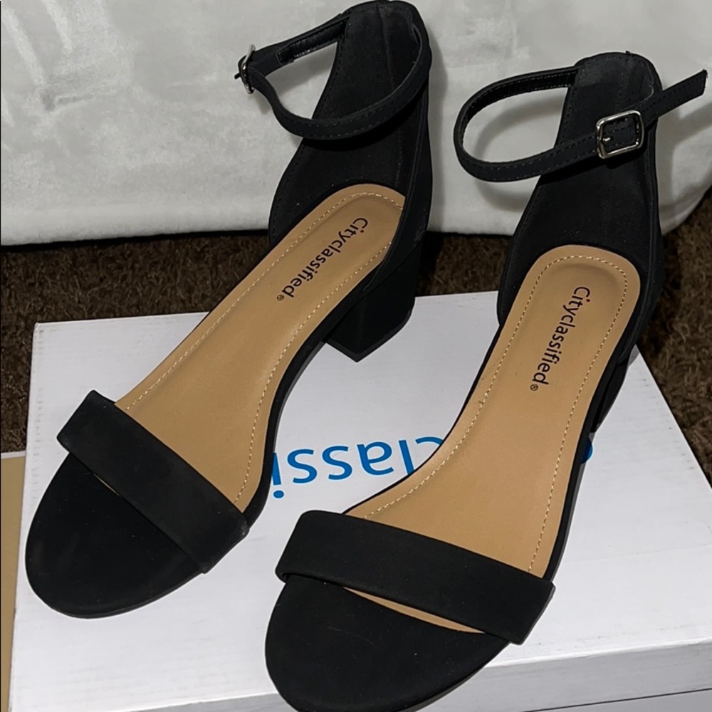 Square heeled strap sandals